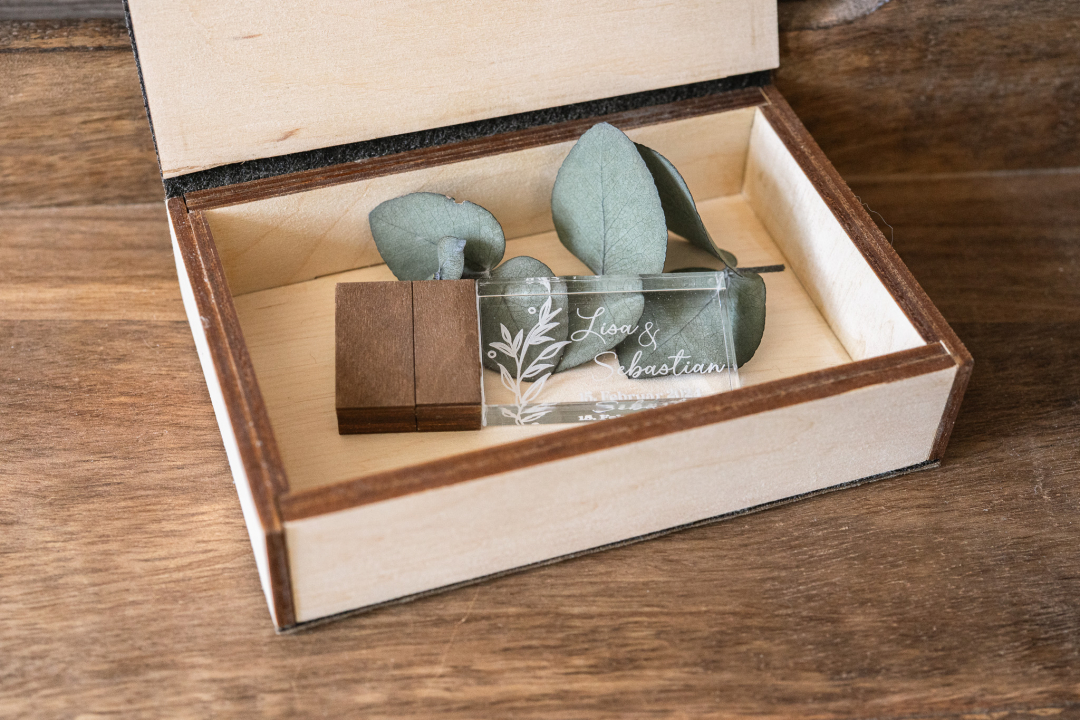 Preview: offene Holzbox aus Birkensperrholz mit Kunstleder‑Rücken, Innenmaß 15x20x3,5 cm, ideal als Fotobox mit Gravur